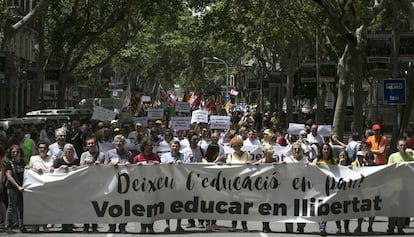 Manifestació a Barcelona contra les acusacions d'adoctrinament a mestres catalans.