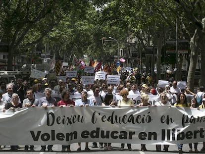 Manifestació a Barcelona contra les acusacions d'adoctrinament a mestres catalans.