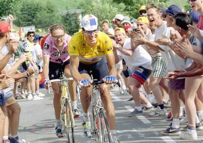 Miguel Induráin seguido por Alex Zülle en los últimos kilómetros de la escensión a L´Alpe d´Huez de una etapa del Tour de Francia de 1995.