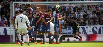 Cristiano bate uma falta em jogo contra o Eibar, pela Liga espanhola, no dia 11 de abril de 2015.