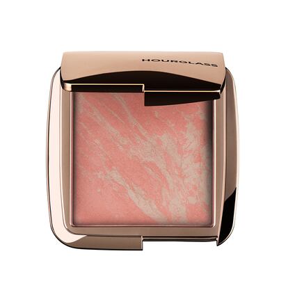 El tono Dim Infusion del colorete Ambient Lighting Blush de Hourglass aporta un color suave y multidimensional. Su precio es de 38,55 euros.