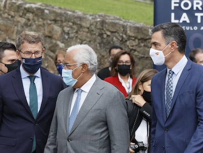 El presidente de Galicia, Alberto Núñez Feijóo, el primer ministro de Portugal, António Costa, y el presidente español, Pedro Sánchez (de izquierda a derecha), este viernes en A Toxa (Pontevedra).