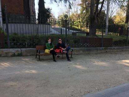 Los mexicanos Claudia Magaña y Manuel Aguilar, en un banco del Retiro. 