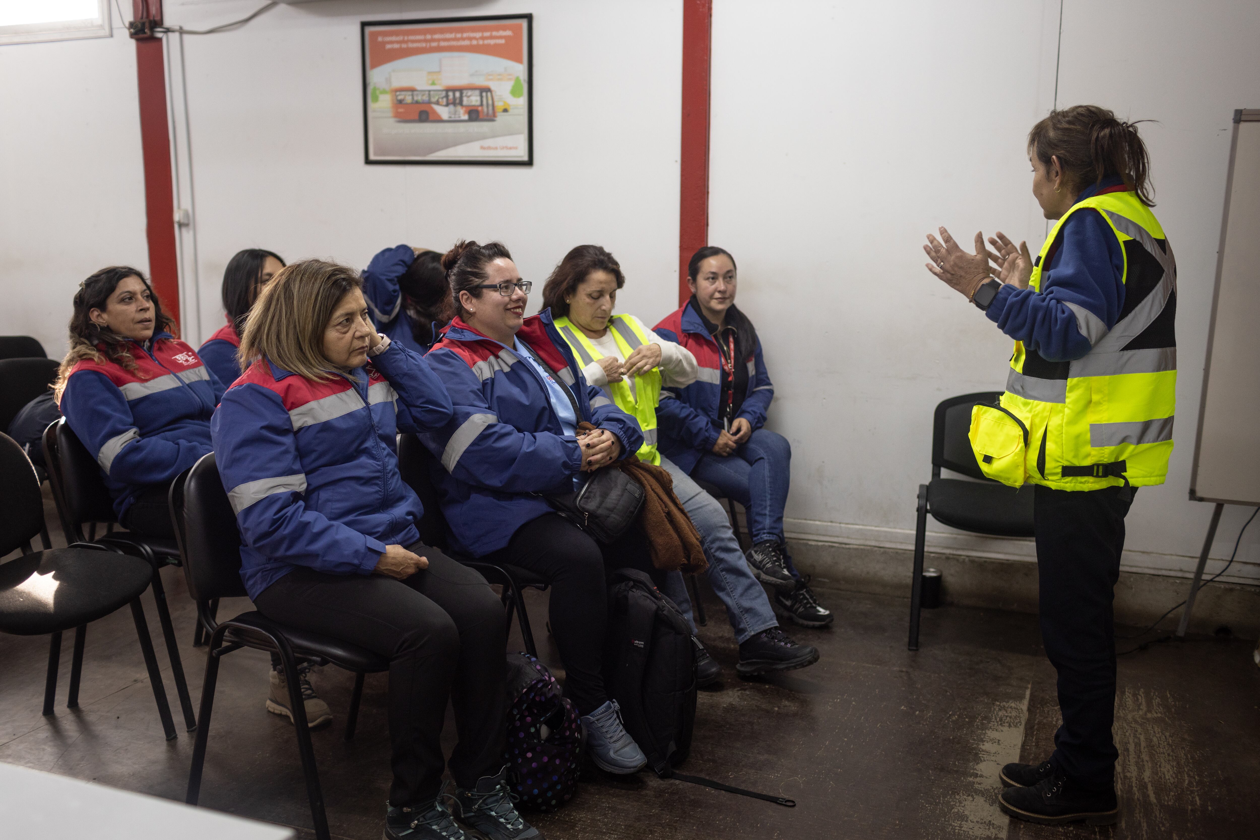 Patricia Becerra da una clase a estudiantes para convertirse en conductoras.