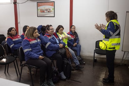 Patricia Becerra da una clase a estudiantes para convertirse en conductoras.