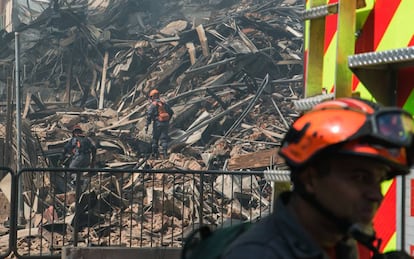 Bombeiros buscam sobreviventes nos escombros