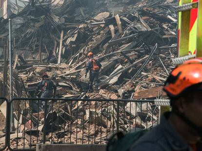 Bombeiros buscam sobreviventes nos escombros