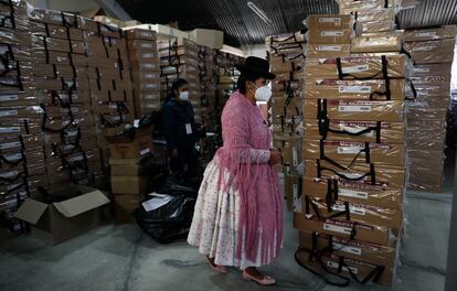 Unas empleadas supervisan material electoral antes de ser distribuido a centros de votación de La Paz.