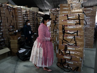 Unas empleadas supervisan material electoral antes de ser distribuido a centros de votación de La Paz.