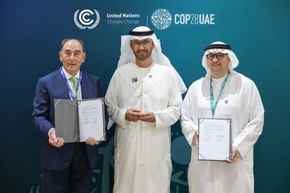 Ignacio Galán, presidente de Iberdrola, Dr Sultan Al Jaber, ministro de Industria y Tecnología Avanzada de los EAU, presidente de Masdar y presidente de la COP28 y Mohamed Jameel Al Ramahi, CEO de Masdar.