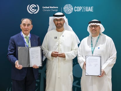 Ignacio Galán, presidente de Iberdrola, Dr Sultan Al Jaber, ministro de Industria y Tecnología Avanzada de los EAU, presidente de Masdar y presidente de la COP28 y Mohamed Jameel Al Ramahi, CEO de Masdar.