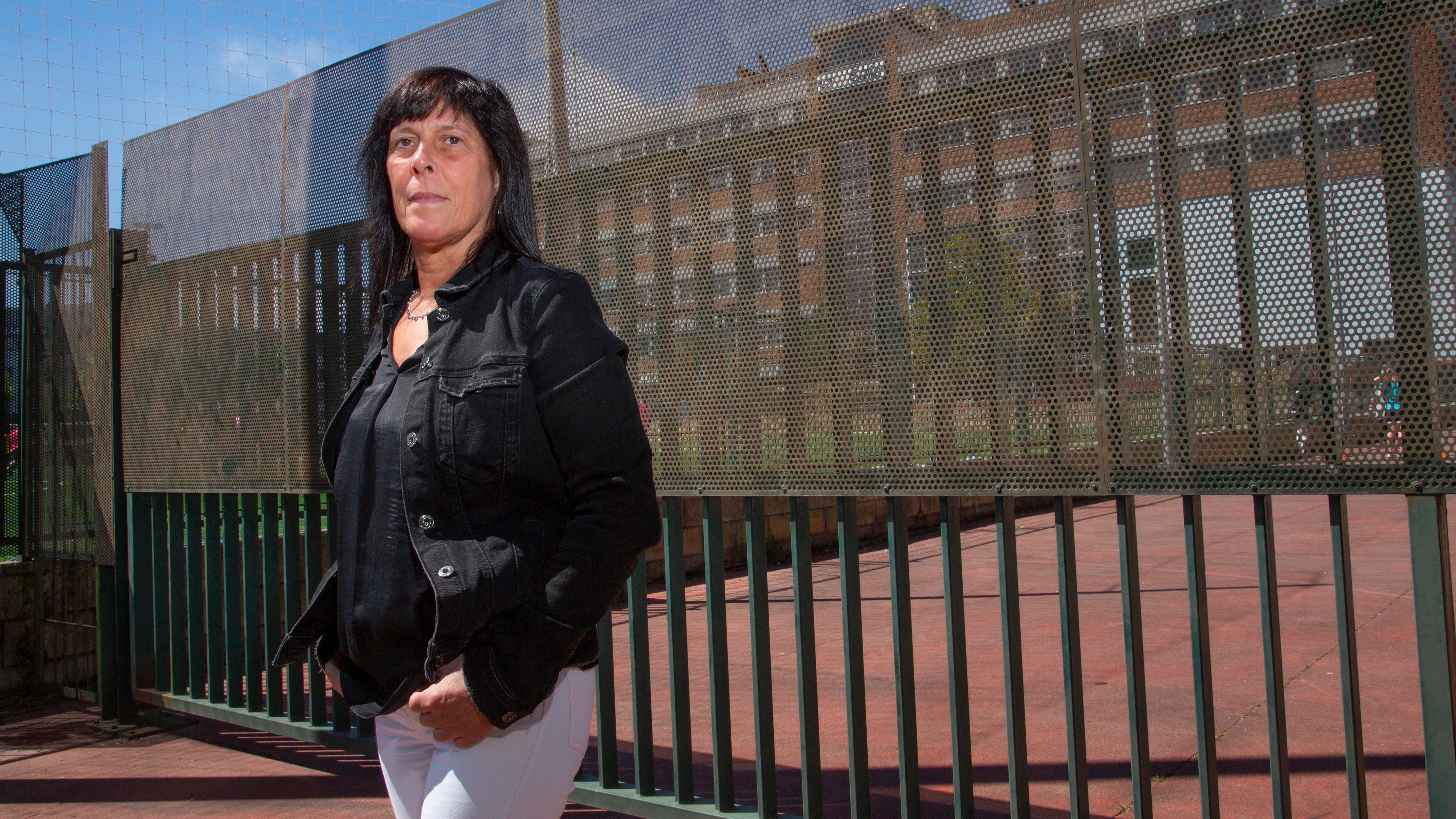 Marisol Zamora, que acusa de abusos en su infancia a Patxi Ezkiaga, ante el patio del colegio de La Salle de San Sebastián, donde daba clase y fue director.