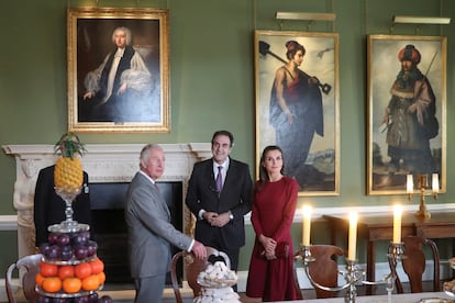 El príncipe Carlos de Inglaterra y la reina Letizia charlan con Gabriele Finaldi, director de la National Gallery, en su visita a la exposición del castillo de Auckland en Reino Unido, el 5 de abril de 2022.