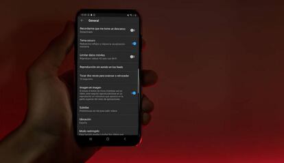 Modo oscuro automático de YouTube en Android.