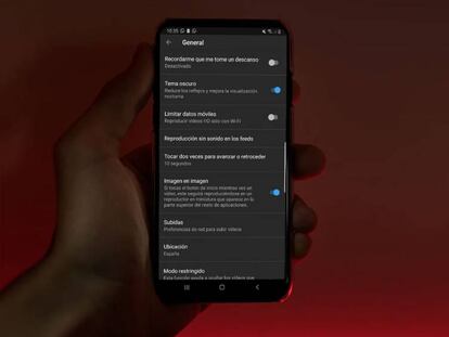 YouTube ya puede adaptar su modo oscuro al tema que elijas en Android