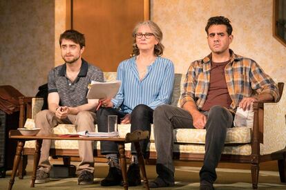 De izquierda a derecha, Daniel Radcliffe, Cherry Jones y Bobby Cannavale en la producción de 'Lifespan of a Fact'.