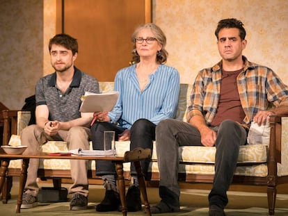 De izquierda a derecha, Daniel Radcliffe, Cherry Jones y Bobby Cannavale en la producción de 'Lifespan of a Fact'.