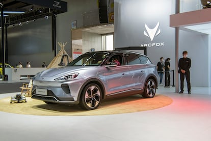 Un coche de la marca Arcfox expuesto en el Salón del Automóvil de Guangzhou de 2021, China.