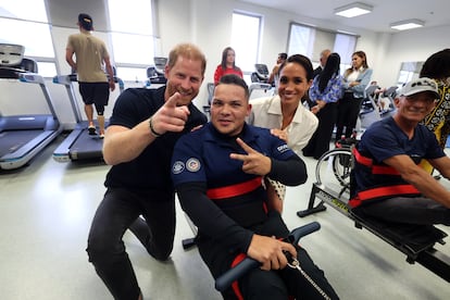 La pareja llegó a una sesión de entrenamiento con el Equipo Colombia de los Juegos Invictus (el evento deportivo que Enrique fundó hace 10 años para militares heridos en combate) y recorrieron las instalaciones, incluida la piscina, el gimnasio con pared de escalada y las instalaciones de rehabilitación.