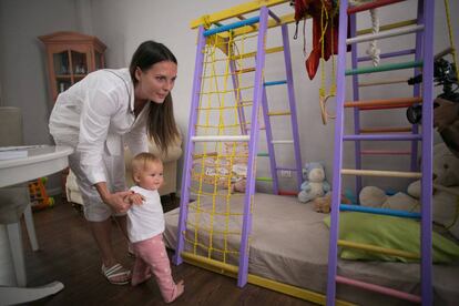 Tetiana Duvrovska, una solicitante de asilo de Ucrania, con su hija menor en su casa de Jerez. En su Donetsk natal tenía un spa, hoy trabaja como profesora de inglés