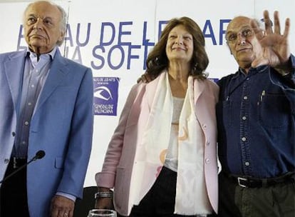 El director de orquesta Lorin Mazzel (izqda.), la intendente del Palau de Les Arts, Helga Schmidt, y el director de cine Carlos Saura, durante la presentación de la ópera <i>Carmen</i>.