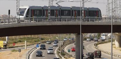 El metro de Sevilla, a su paso por un viaducto de la SE-30