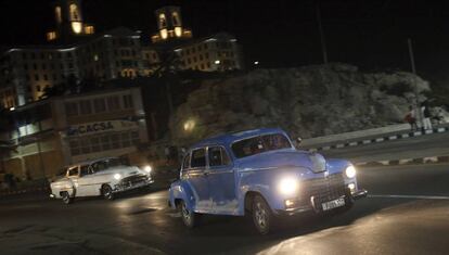 Dos viejos autos circulan en La Habana pocas horas después de anunciarse el fallecimiento del líder cubano.