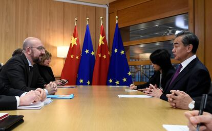 El presidente del Consejo Europeo, Charles Michel, y el ministro de Exteriores chino, Wang Yi, en Bruselas en 2019.