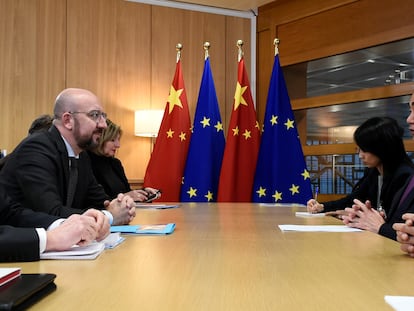 El presidente del Consejo Europeo, Charles Michel, y el ministro de Exteriores chino, Wang Yi, en Bruselas en 2019.