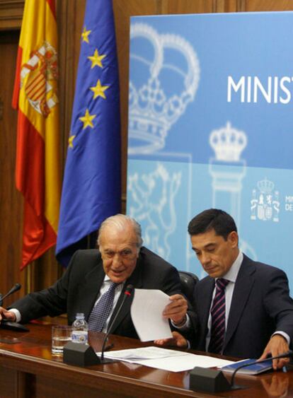 El presidente de la Comisión de Accidentes e Incidentes de Aviación Civil, Pablo Palomar (izqda.), y el secretario del organismo, Francisco Javier Soto, en la rueda de prensa de esta tarde en el Ministerio de Fomento.