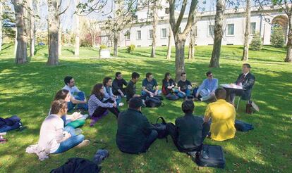 Clase de Filosof&iacute;a al aire libre en la Universidad de Navarra.