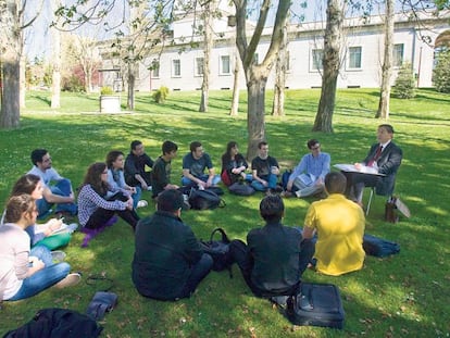 Clase de Filosof&iacute;a al aire libre en la Universidad de Navarra.