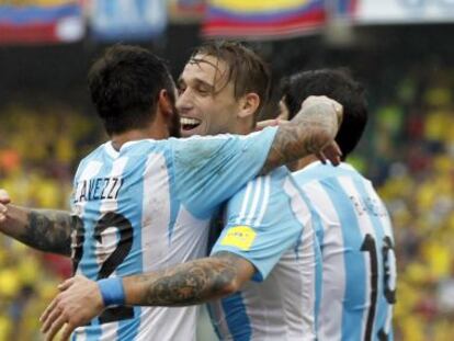 Lucas Biglia, Ezequiel Lavezzi y Ever Banega celebran el gol de Argentina