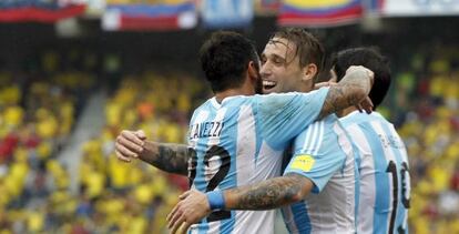 Lucas Biglia, Ezequiel Lavezzi y Ever Banega celebran el gol de Argentina