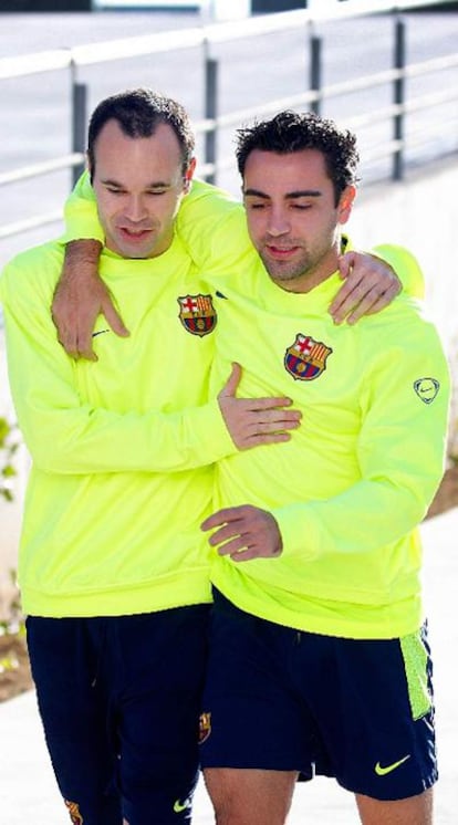 Iniesta y Xavi caminan abrazados la pasada semana por la ciudad deportiva Joan Gamper.