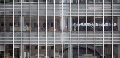 Un grupo de trabajadores asiste a una reunión en la sede de Lehman Brothers el día de la quiebra de la entidad. 