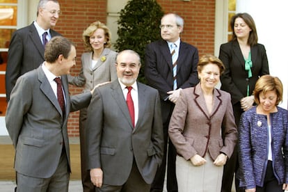 Zapatero bromea con algunos de los ministros que ya ocupaban carteras antes de la remodelación. En la imagen, junto a Pedro Solbes (Economía), Magdalena Álvarez (Fomento), Elena Espinosa (Agricultura), Jesús Caldera (Trabajo), María Antonia Trujillo (Vivienda), José Montilla y Elena Salgado (Sanidad). Todos ellos repiten en el nuevo gabinete.