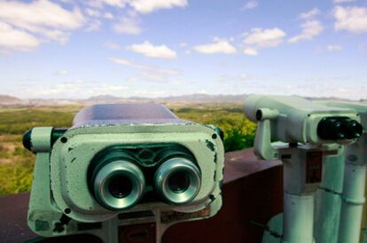 Prismáticos en el observatorio de Dorasan, en Corea del Sur, dirigidos hacia la zona desmilitarizada.