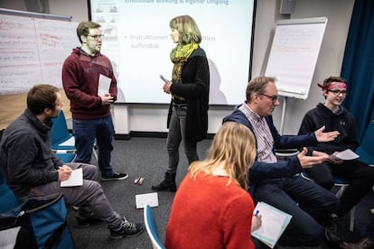 Un grupo de alemanes paraticipa en un curso para aprender a rebatir argumentos populistas en la Central regional para la Formación Política de Berlín.