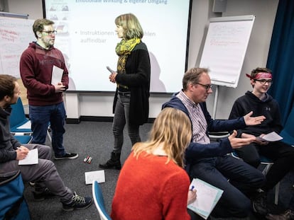 Un grupo de alemanes paraticipa en un curso para aprender a rebatir argumentos populistas en la Central regional para la Formación Política de Berlín.