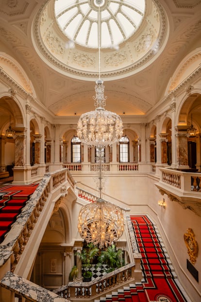 La gran escalera, revestida de alabastro de Derbyshire y mármol italiano, en el corazón del edificio de la antigua Oficina de Guerra británica (OWO, del inglés Old War Office), convertida en hotel.