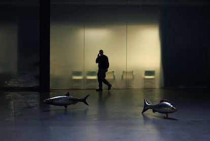 ¿Quién tiene ocupado uno de los espacios de arte contemporáneo más visitados del mundo? <b>Philippe Parreno</b>. El videoartista francés nacido en Orán (Argelia) en 1964 ha instalado en la sala de Turbinas de la Tate Modern de Londres 'Anywhen', una experiencia que cambia la percepción del tiempo y el espacio. Parreno es capaz de mezclar el manga con un documental sobre el futbolista Zinedine Zidane. Tiene claro que vive en una época más marcada por 'La guerra de las galaxias' que por Velázquez y eso se tiene que ver en el arte. En sus obras se puede encontrar sorpresa -la instalación de la Tate cambia según las horas del día, las condiciones metereológicas-, realidad, ficción, música...