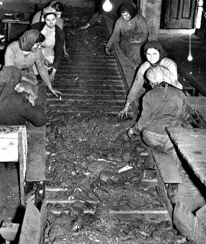 Mujeres escogiendo carbón en la zona de lavado.