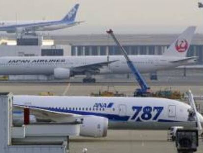 Un avión Boeing 787 Dreamliner operado por la aerolínea All Nippon Airways Co. (ANA) tras aterrizar en el aeropuerto Haneda en Tokio. EFE/archivo