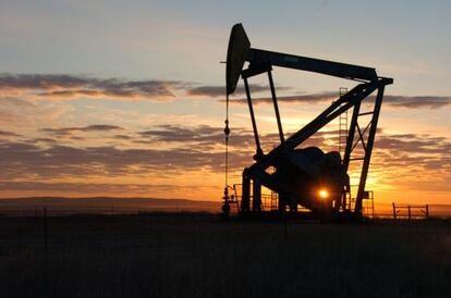 Una bomba extrae petróleo en un yacimeinto en Montana.