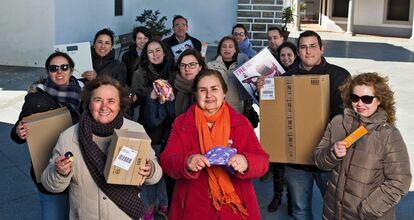 Vecinos de Añora, en el centro del municipio, muestran algunos productos comprados por Internet.