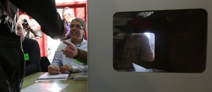 El consejero catalán de Presidencia, Francesc Homs, en una de las mesas de votación en un centro de participación de taradell, Barcelona.