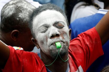 Um partidário de Felix Tshisekedi celebra os resultados pelas ruas de Kinshasa.