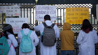 Estudiantes de la Facultad de Medicina cercan los accesos al plantel en protesta.