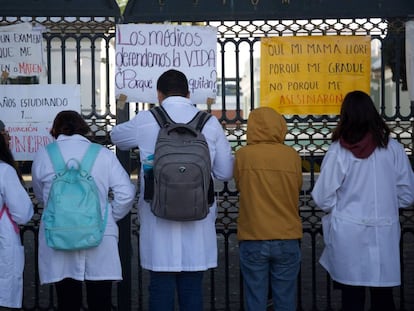 Estudiantes de la Facultad de Medicina cercan los accesos al plantel en protesta.